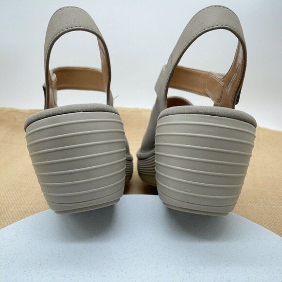Clarks Reedly Juno Sandal Nubuck Triple Strap Wedge Sage Soft Cushion Size 8.5 W - Picture 4 of 12